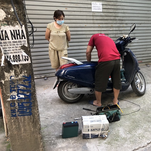 Thay ắc quy xe máy điện Klara miễn phí tại nhà cho khách hàng tại quận Hoàng Mai, Hà Nội
